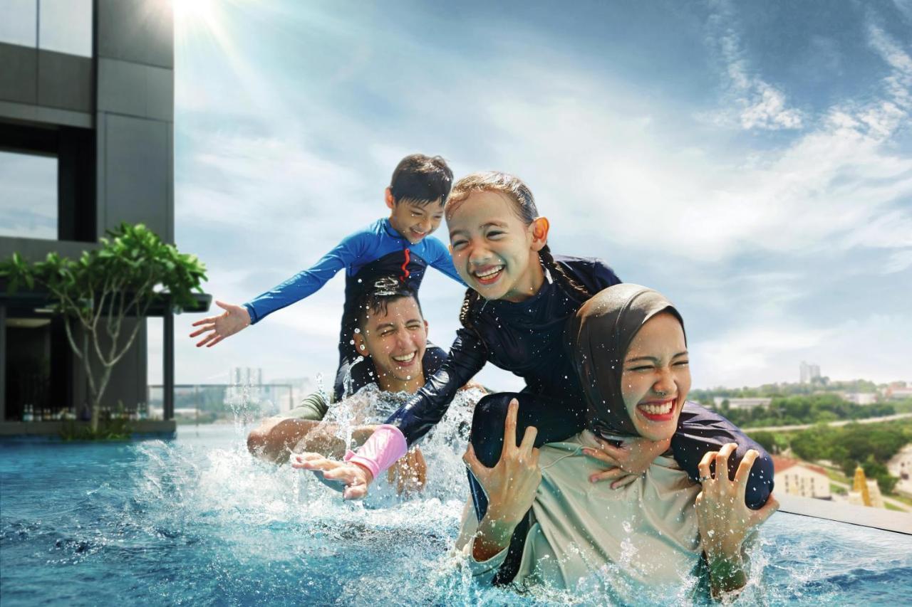 Doubletree By Hilton Shah Alam I-City Exterior foto Family at the pool